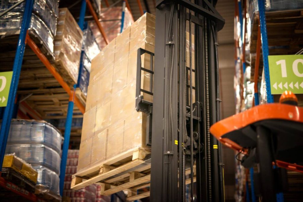 Close-up of a forklift’s upper lifting mechanism, showcasing engineered components designed for heavy-load performance and industrial efficiency.